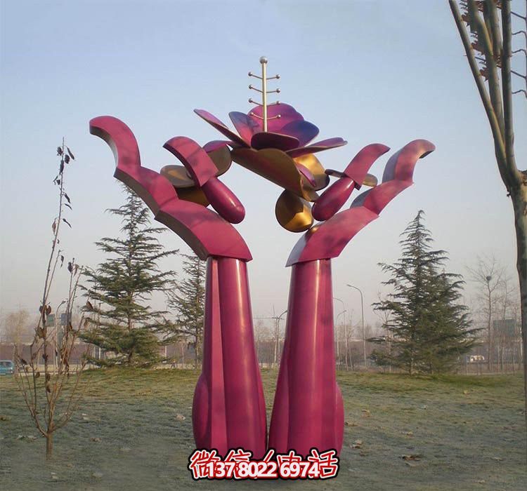 不銹鋼雕塑——用手捧花朵，點綴公園抽象美