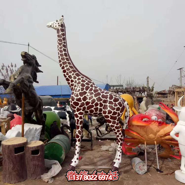 玻璃鋼長(zhǎng)頸鹿雕塑，為戶(hù)外園林景觀增色