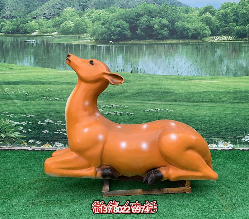 梅花鹿雕塑，繽紛草坪上添彩