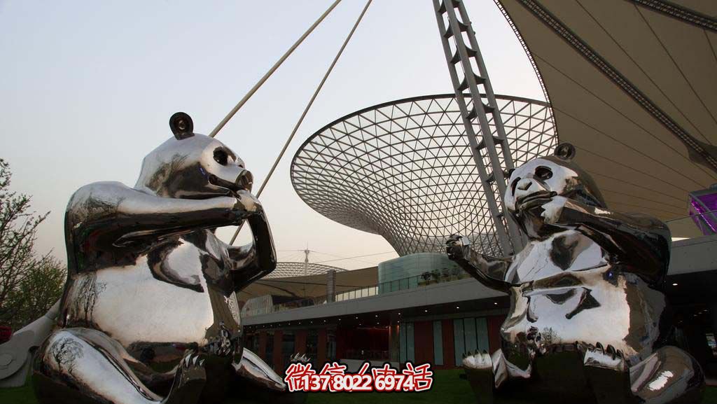 不銹鋼卡通熊貓雕塑，為動(dòng)物園擺放鏡面裝飾