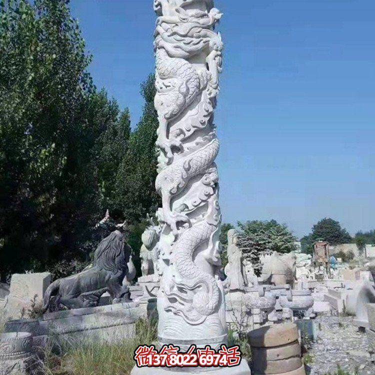 仿古石雕龍柱雕塑，為廣場增添古典魅力