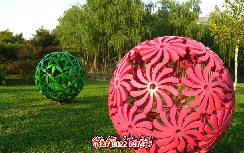 創(chuàng)意粉色鏤空球雕塑，為公園草坪增添童趣