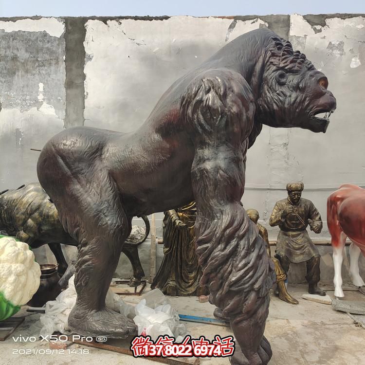 仿真玻璃鋼大猩猩雕塑，給游樂園帶來新的樂趣