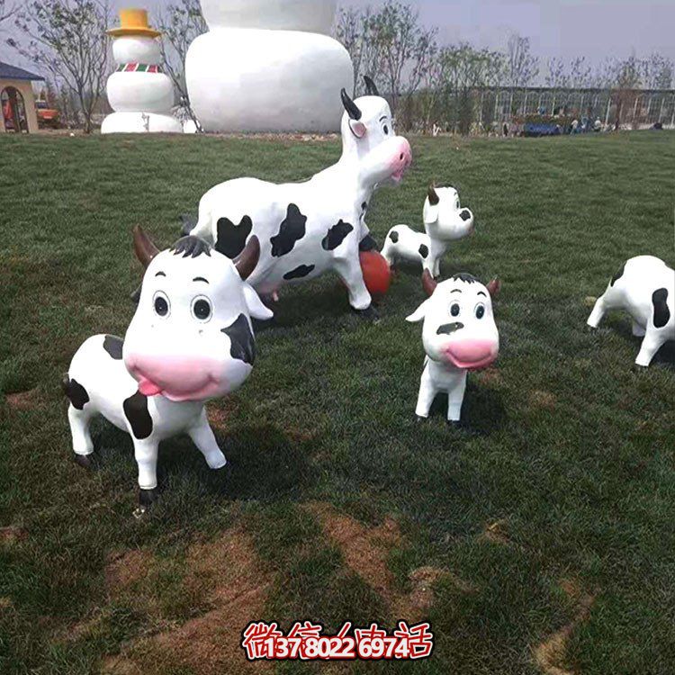 可愛小奶牛玻璃鋼雕塑，為戶外園林景觀增添獨特魅力