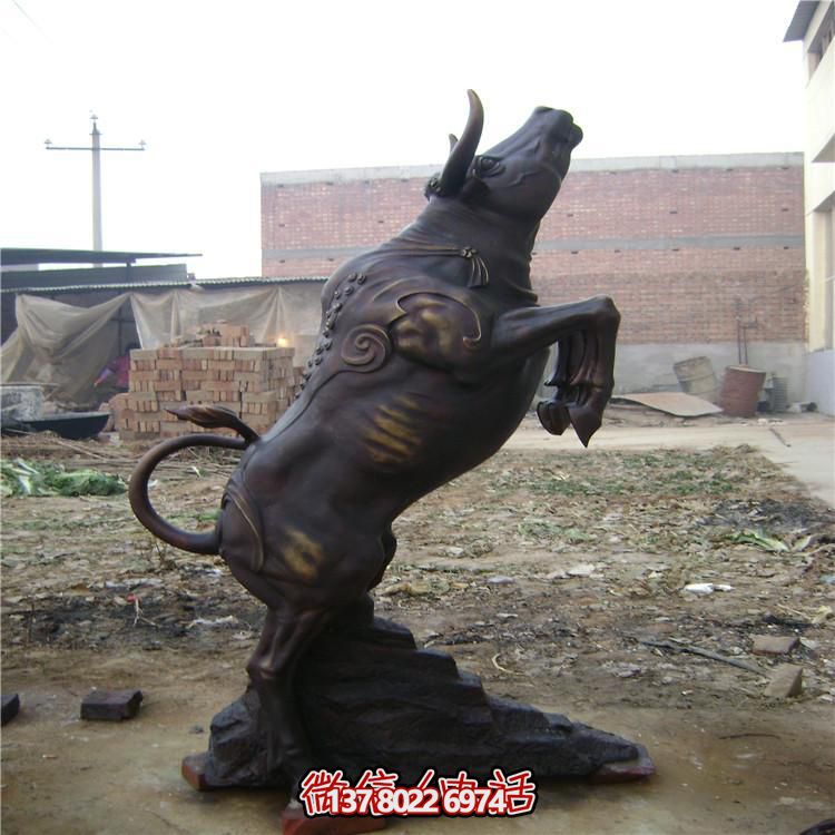 牛年奮進雕塑，玻璃鋼仿銅戶外景區農耕積極雕塑