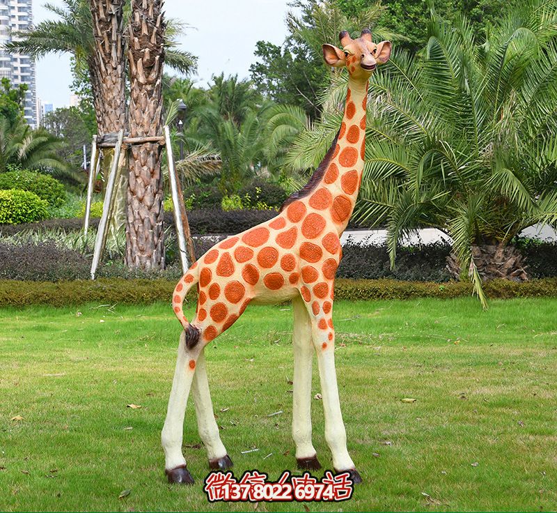 藝術(shù)化玻璃鋼仿真大型長頸鹿雕塑，點綴綠色草坪，讓公園更加美觀