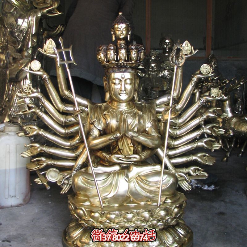 鎏金菩薩雕塑，供奉觀音祈福