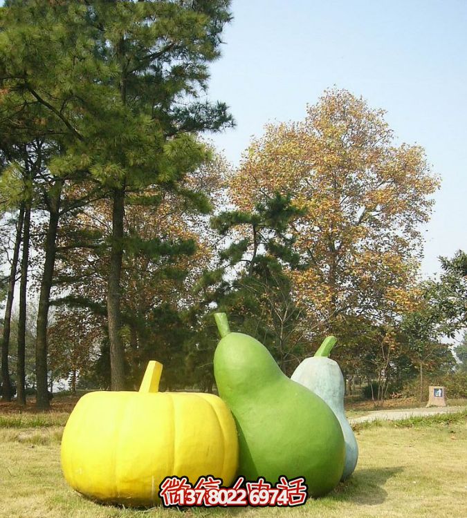 玻璃鋼雕塑，彩繪南瓜點綴戶外草坪