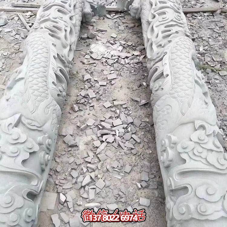 大型石雕龍柱，點綴園林景觀