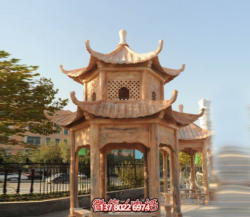 雙層涼亭，讓晚霞紅彩點綴庭院