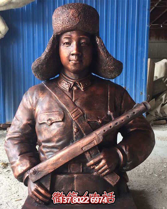 不銹鋼仿銅雷鋒持槍雕塑，現代雷鋒屹立于戶外景區