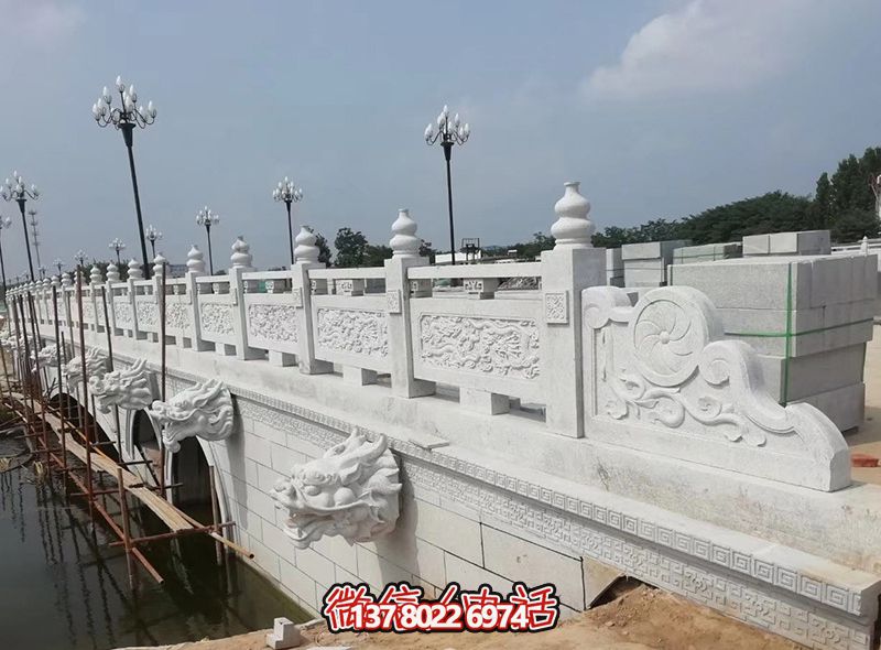 精美漢白玉石拱橋，融龍紋雕刻欄桿