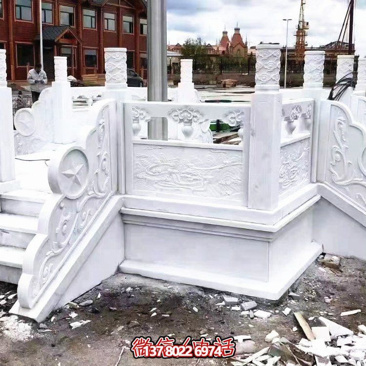 漢白玉升旗臺，做工精美，安全防護欄桿