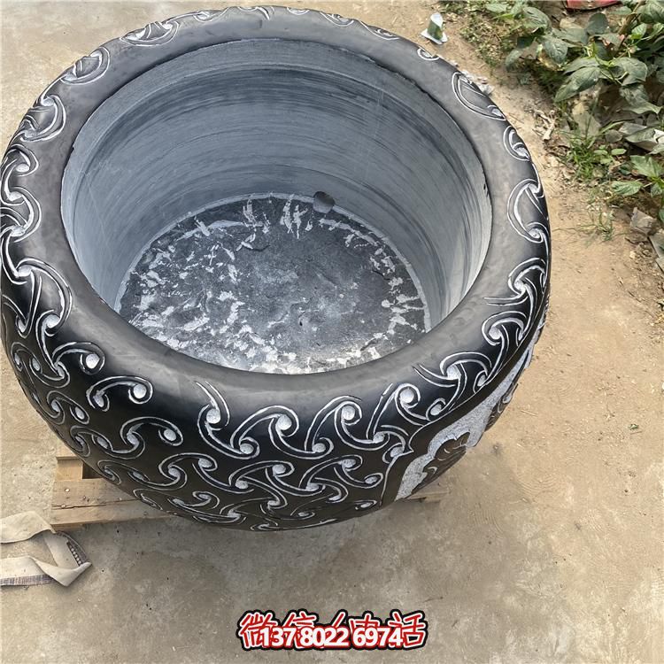 仿古大理石浮雕花紋花盆，營造優(yōu)雅庭院空間