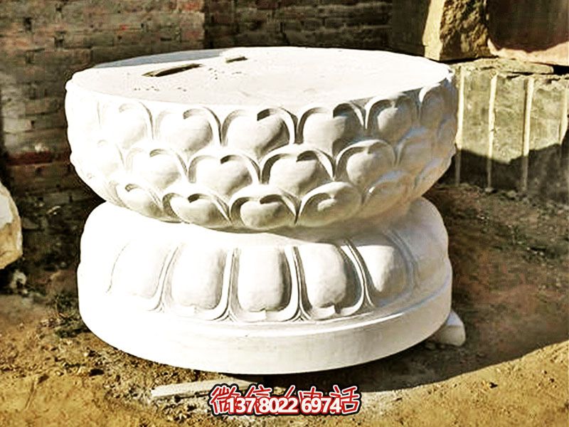 漢白玉制須彌座佛像，以精美圓形飾就古樸寺院