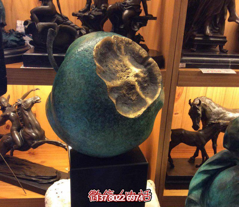 美麗寧靜，自然綠意——欣賞公園銅雕景觀，享受一口新鮮蘋果