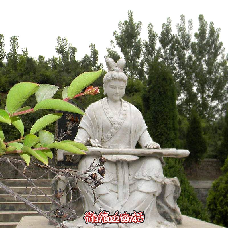 彈琴游玩古代景區，感受石雕雕塑之美