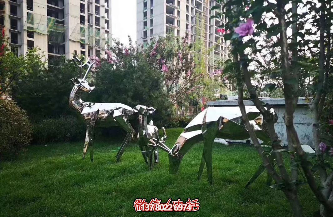 不銹鋼梅花鹿雕塑，讓公園草坪更美麗