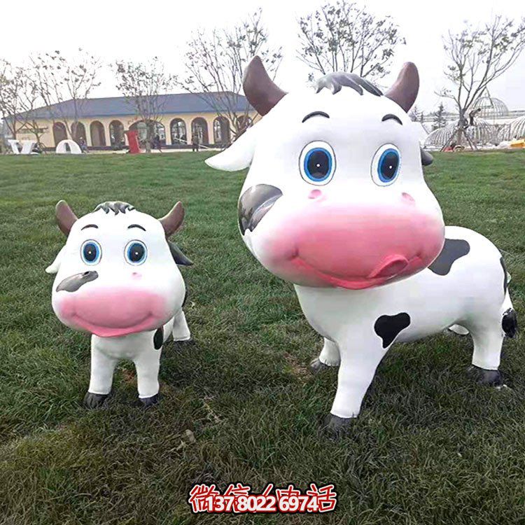 裝點(diǎn)戶外廣場的溫馨小奶牛玻璃鋼雕塑