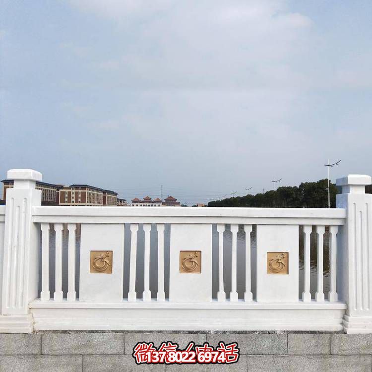 “羅馬柱式漢白玉歐式欄桿，為河道邊裝飾和防護”