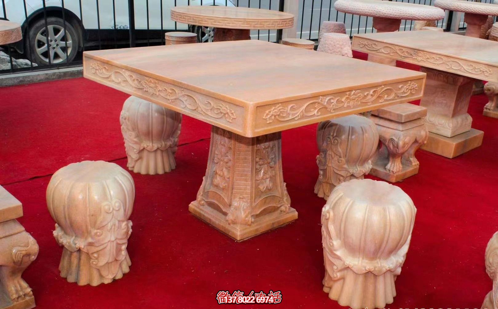 紅色方形石桌凳，欣賞晚霞雕塑，點亮花園廣場