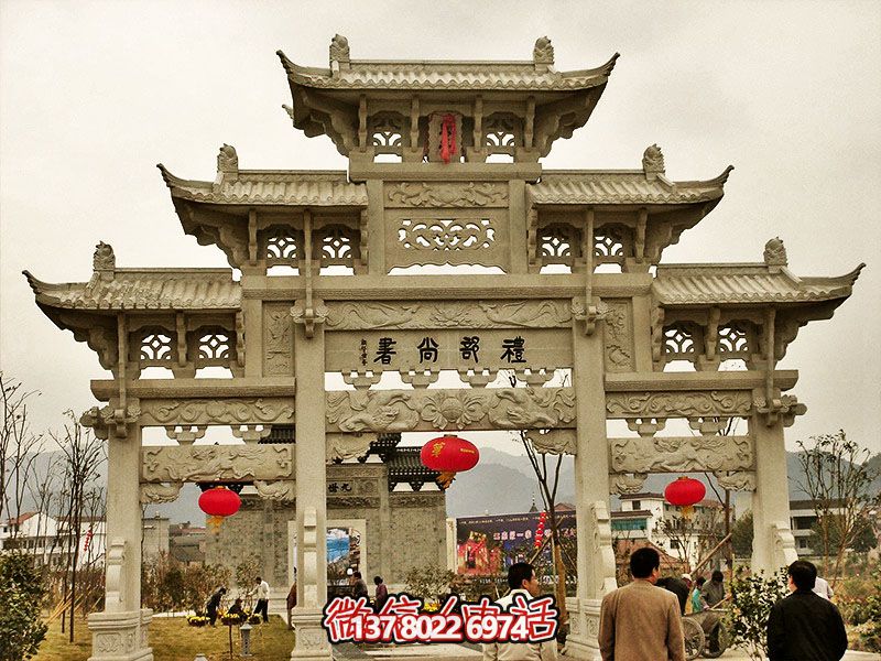 鏤空三門牌坊，點綴城市廣場