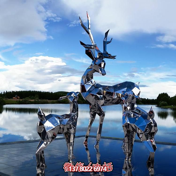 高聳入云的不銹鋼精美幾何雕塑，將公園景觀提升一個(gè)新境界