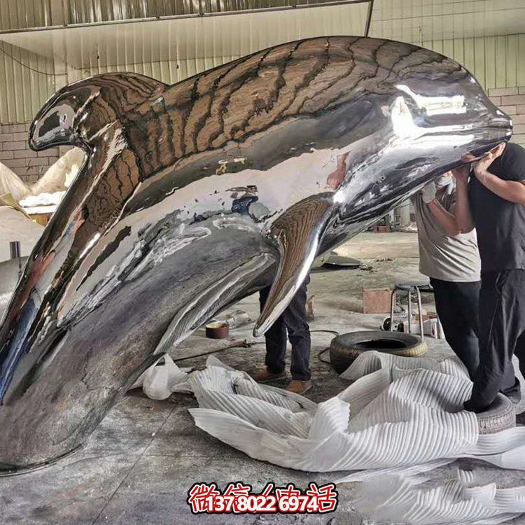 大型抽象鏡面不銹鋼鯨魚，展現室外精彩生活