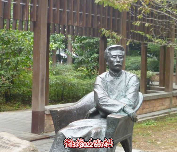景區創意不銹鋼仿銅坐著的名人魯迅雕塑