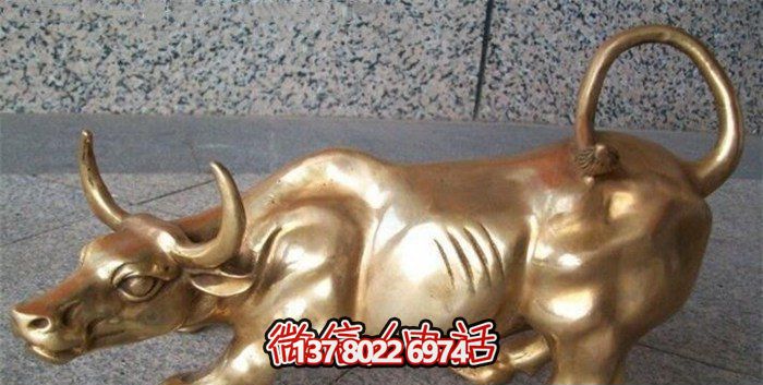 室內擺放的金色卷尾巴的玻璃鋼創(chuàng)意華爾街牛