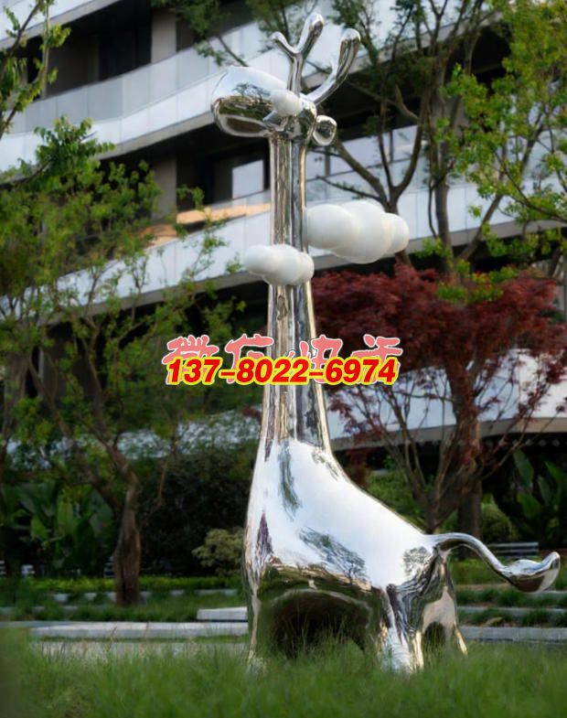 《云棲靈鹿》：鏡面銀鹿載云而立，融現(xiàn)代建筑與自然意趣的創(chuàng)意景觀